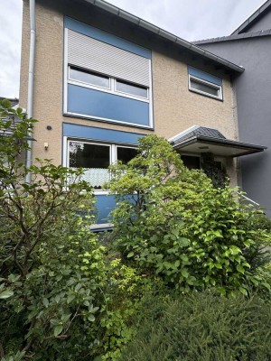 Einfamilienhaus mit Photovoltaikanlage und Garage in familienfreundlicher Lage