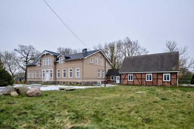 Elegante Sanierung trifft klassische Substanz - Stilvolles Gutshaus für Anspruchsvolle