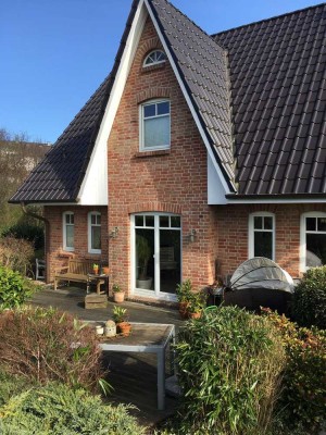 Attraktives Friesenhaus mit 5,5 Wohnräumen, Kamin und EBK in Tornesch