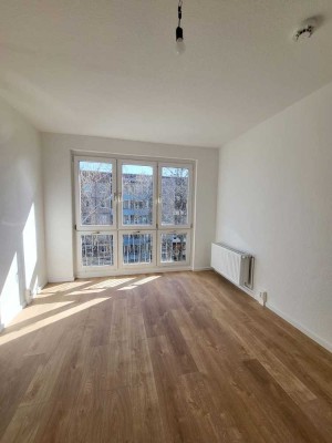 ** Kernsanierte 3 Raumwohnung** + Einbauküche + Wannenbad + Anmietung Garage möglich!