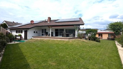 Sonniges Einfamilienhaus mit 2 Garagen und Einliegerwohnung