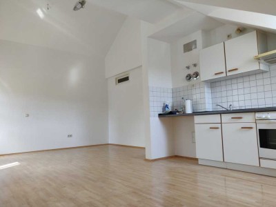 großzügige 1-Zimmer Dachgeschosswohnung in gepflegter Wohnanlage zu vermieten. EBK -möglich!!