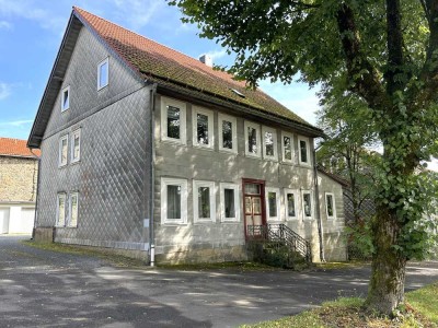 Freistehendes Wohnhaus mit drei Wohnungen und vier Garagen in Zellerfeld