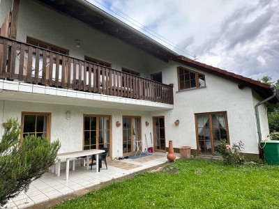 ++ Lichtdurchflutetes 1-2-Parteienhaus mit 2 Garagen, Carport und großem Garten in Ortsrandlage ! ++