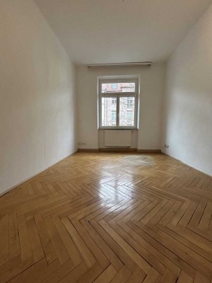 3-Zimmer-Altbauwohnung mit verglastem Balkon