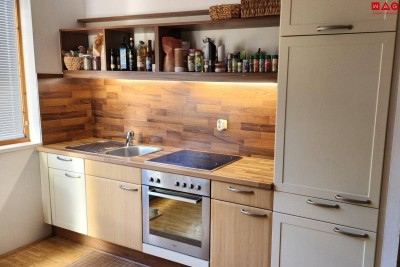 Modernes Wohnen im Holzhaus! Möblierte 3 Raumwohnung mit Balkon &amp; Carport!