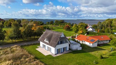 Modernes Ferienhaus direkt am Wasser – Erstbezug