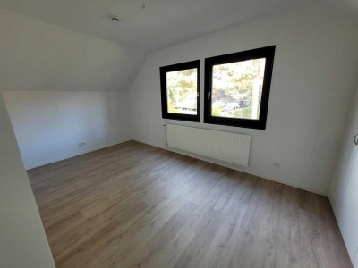 Exklusive, sanierte 2,5-Zimmer-Dachgeschosswohnung mit geh. Innenausstattung