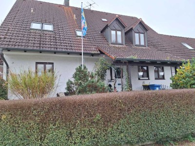 Stilvolle, gepflegte 4-Zimmer-DG-Wohnung mit Balkon in Aufhausen /Weichs