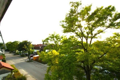 **Tolle 3 Zi.-DG-Wohnung mit sonnigem West-Balkon und Einzelgarage in kleinem MFH, Neufahrn (S1)**