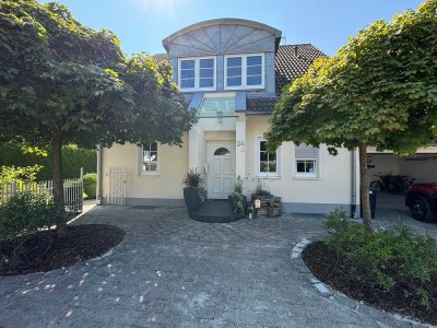 Lichtdurchflutetes EFH mit Garten und großer Doppelgarage