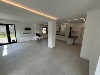 Neuwertige 2-Zimmer-Wohnung mit Balkon und Einbauküche in Bad