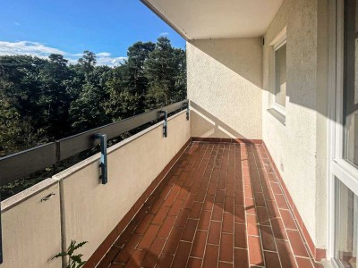 Stilvolle, geräumige, sehr helle Wohnung in ruhiger Lage, 2 Balkone, im Grün