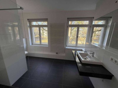 Neuwertige, bezugsfreie Wohnung in grüner Parkanlage