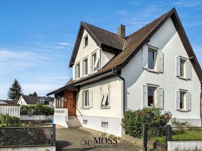 Platzwunder mit Potenzial – Freistehendes Mehrfamilienhaus mit Charme & Schwarzwaldblick