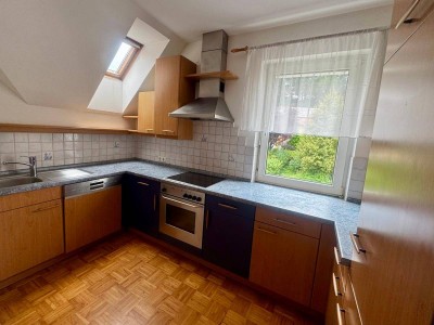 SCHÖNE ZENTRUMSNAHE ZWEIRAUMWOHNUNG MIT GARTENNUTZUNG UND PARKPLATZ!