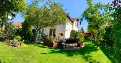 Top ausgestattete 5-Zimmer Doppelhaushälfte mit tollem Garten, Einbauküche, Carport und Stellplatz