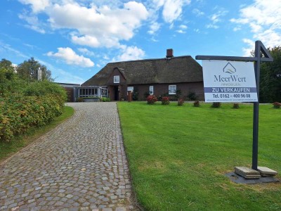 Charmantes Reetdachhaus in idyllischer Lage auf der Halbinsel Eiderstedt mit potenziellem Bauland