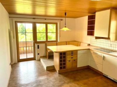 Großzügige 5-Zi.-Wohnung mit Garten, großem Balkon und 2 Garagen