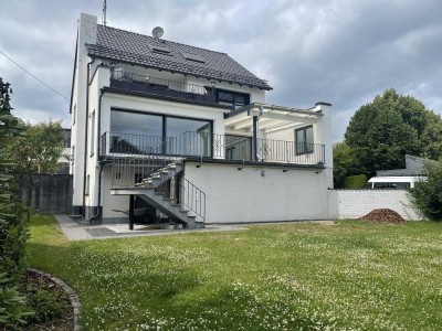 Wunderschöne sanierte Wohnung mit großem Balkon, Garten und Einliegerbereich im Herzen von Much!