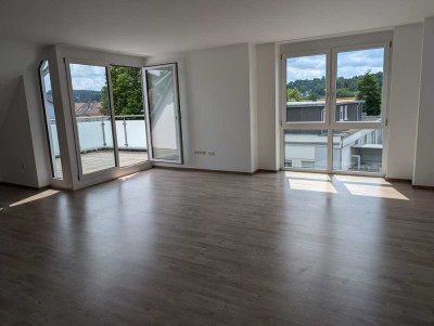 Helle, neuwertige 4-Zimmer-Maisonette-Wohnung mit Balkon und zwei Bädern in Pfinztal-Söllingen