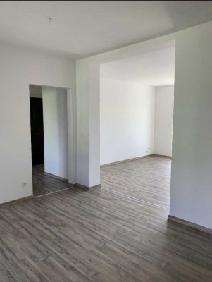 Modernisierte Wohnung mit drei Zimmern sowie Balkon und EBK am Volkspark in Kaiserslautern
