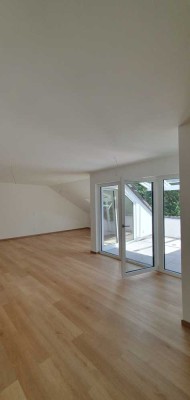 Helle kernsanierte Dachgeschosswohnung mit Terrasse