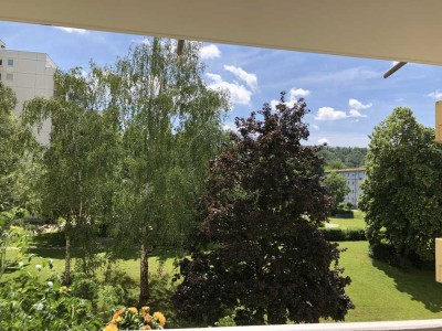 Moderne sonnige 4-Zimmer-Wohnung mit Balkon, Ausblick, Tiefgarage und Einbauküche in Stuttgart