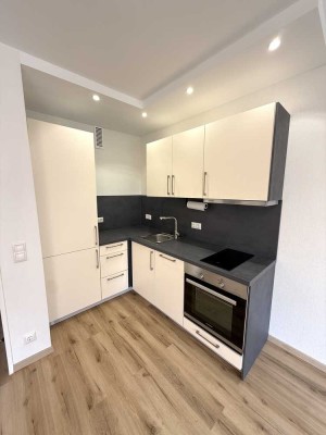 Erstbezug nach Sanierung: stilvolle 1-Zimmer-Wohnung mit EBK und Balkon in Laatzen