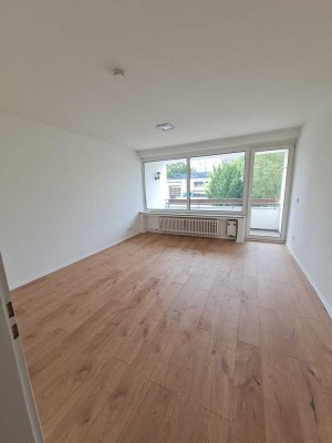 * Frisch renoviert * Helles 1-Zimmer-Appartement mit Balkon inkl. EBK in Köln-Neubrück