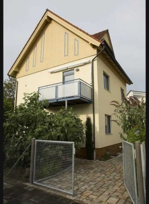 Wunderbare 2ZKB Wohnung in freistehendem Zweifamilienhaus mit privater Terrasse, EBK, Keller