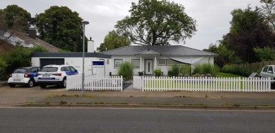 Ebenerdiger Winkelbungalow mit Walmdach