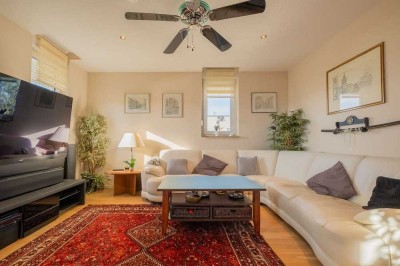 Attraktive Kapitalanlage mit Nießbrauchrecht: stilvolle Attikawohnung mit direktem Aufzug +Waldblick