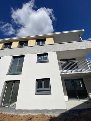 Neuwertige Wohnung mit drei Zimmern sowie zwei Balkonen und EBK in Kirchheim am Neckar