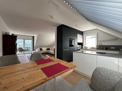 Tolle Wohnung im 3-Parteien-Haus. Garage plus Stellplatz. 6,50m Balkon mit sensationeller Aussicht