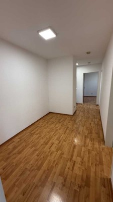 +++ SCHÖNE 2-ZIMMER-DACHGESCHOSSWOHNUNG IN KELKHEIM-MITTE +++