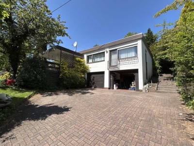 Sanierungsbedürftiger Bungalow aus Nachlass mit Wintergarten und 2 Garagen – aktuell vermietet
