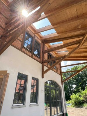 Neubau-Erstbezug: 3-Zimmer-Wohnung mit Loggia & offener Galerie in ausgebauter Hofscheune