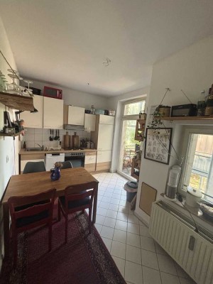 Helle 2-Zimmer-Wohnung mit Balkon, Aufzug und EBK – ideal für WG oder Paar