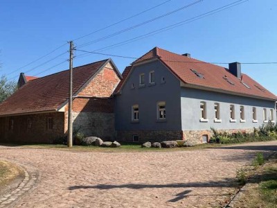 Vierseitenhof mit modernisiertem Einfamilienhaus und großzügigen Nutzflächen in der Ortslage Könnern