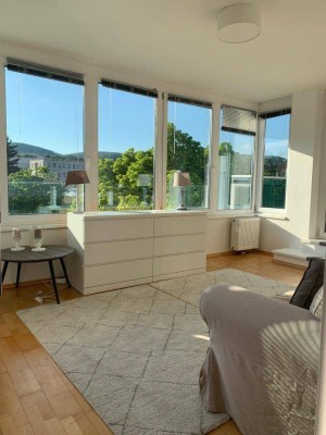 1190! Entzückendes, voll möbliertes DG mit zwei Terrassen und Tiefgaragenplatz!