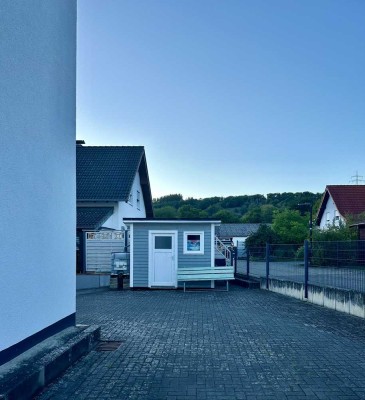 Geräumige, vollst. renovierte 6-Zimmer-Wohnung mit geh. Innenausstattung mit Balkon und EBK