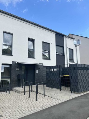 Erstbezug mit Balkon: Geschmackvolle 2,5-Raum-Penthouse-Wohnung mit geh. Innenausstattung