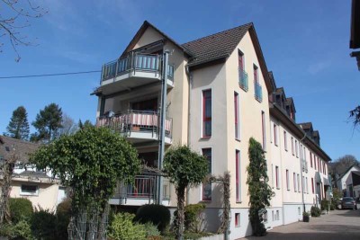 Geschmackvolle 3-Raum-Hochparterre-Wohnung mit Balkon und Einbauküche in Idstein