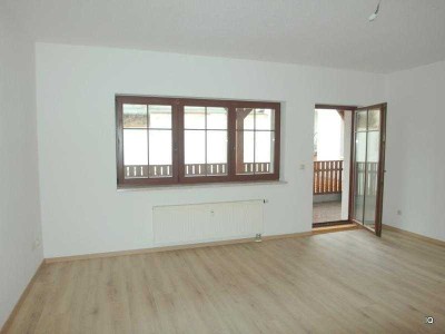 Stadtzentrum: Ruhige 2-Zimmer-Wohnung mit großem Holz-Balkon, separater Küche und neuem Laminatboden