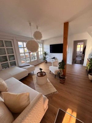 Stilvolles Wohnen im Denkmal: Sonnige 4,5-Zimmer Wohnung mit Balkon