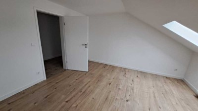 Große, frisch renovierte 3 Zimmer Wohnung
