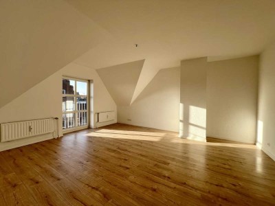 gemütliche und komplett renovierte Dachgeschosswohnung im Herzen von Heide nähe Marktplatz