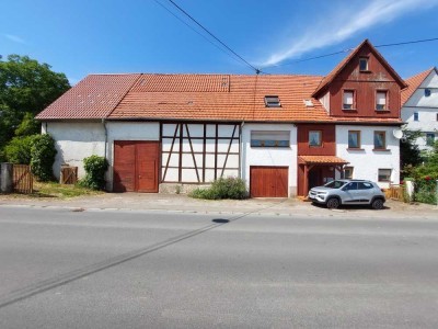 Ehemaliges Bauernhaus mit großem Grundstück, Scheune, Garage und Stellplätzen.