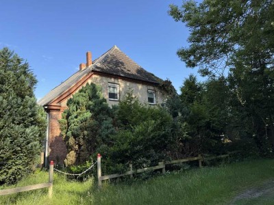 Einfamilienhaus auf einem großzügigen, teilweise parkähnlich gestalteten Grundstück.